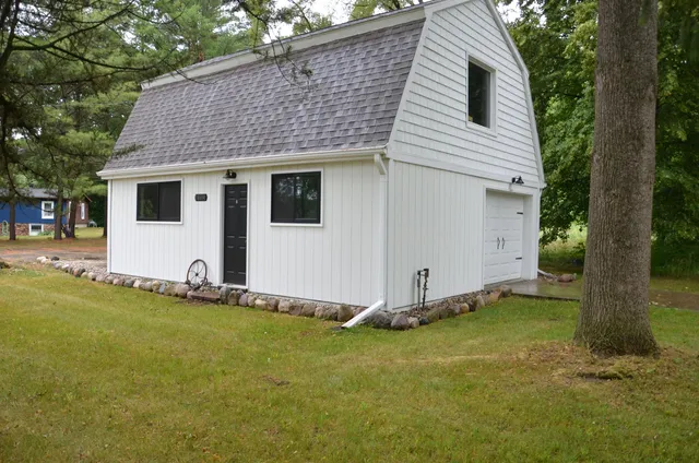 $215,000 | 15564 Highway 43, Hickory Corners, MI 49060