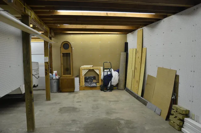 $215,000 | 15564 Highway 43, Hickory Corners, MI 49060