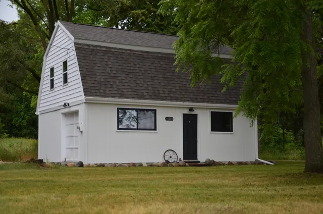 $215,000 | 15564 Highway 43, Hickory Corners, MI 49060