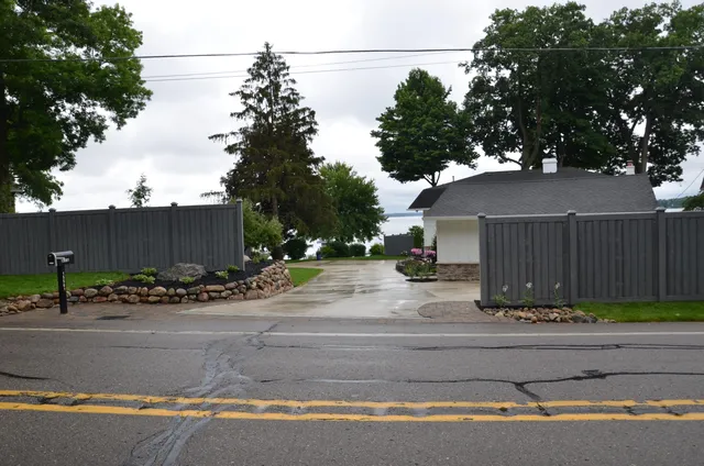 $215,000 | 15564 Highway 43, Hickory Corners, MI 49060