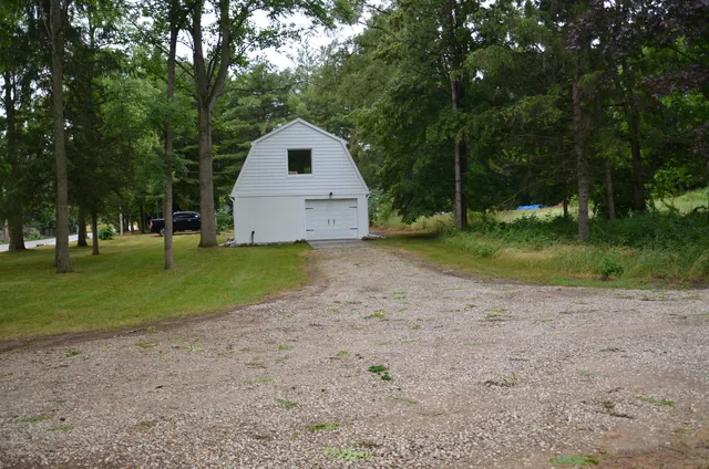 $215,000 | 15564 Highway 43, Hickory Corners, MI 49060