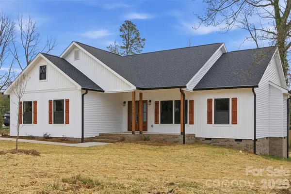 $359,000 | 1949 Colonial Lane, Hickory, NC 28601