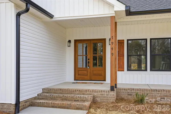 $359,000 | 1949 Colonial Lane, Hickory, NC 28601