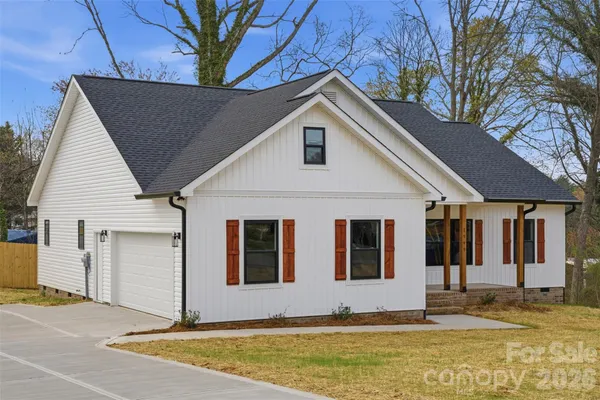 $359,000 | 1949 Colonial Lane, Hickory, NC 28601