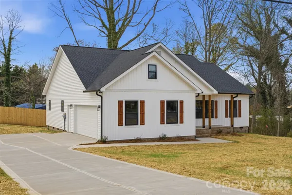 $359,000 | 1949 Colonial Lane, Hickory, NC 28601