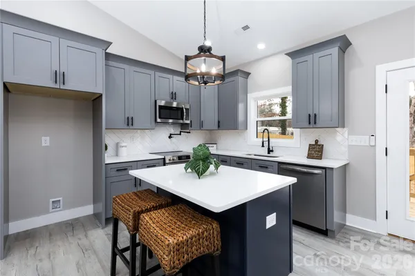 $359,000 | 1949 Colonial Lane, Hickory, NC 28601