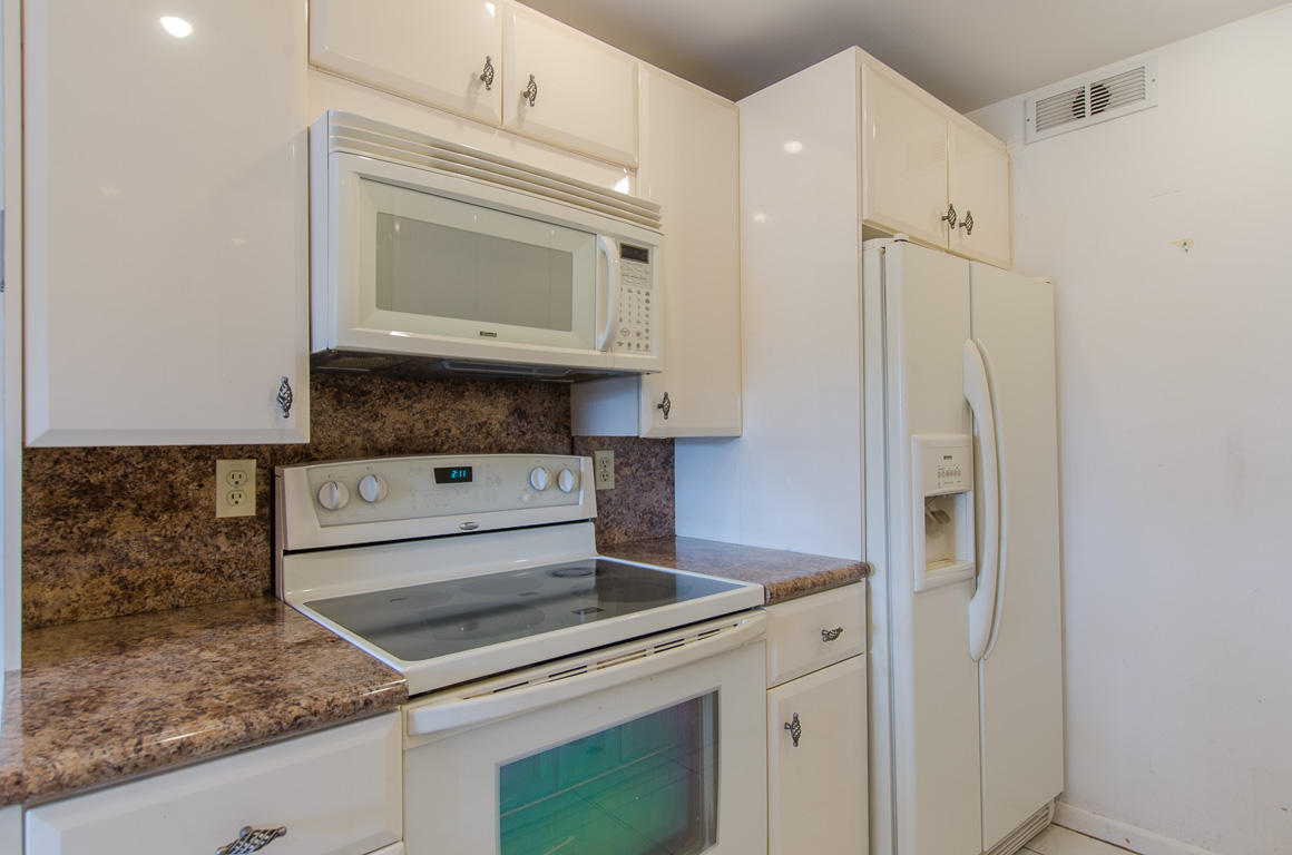 2062 Guildford East Boca Raton, FL 33434 - Photo 3 of 18 Kitchen