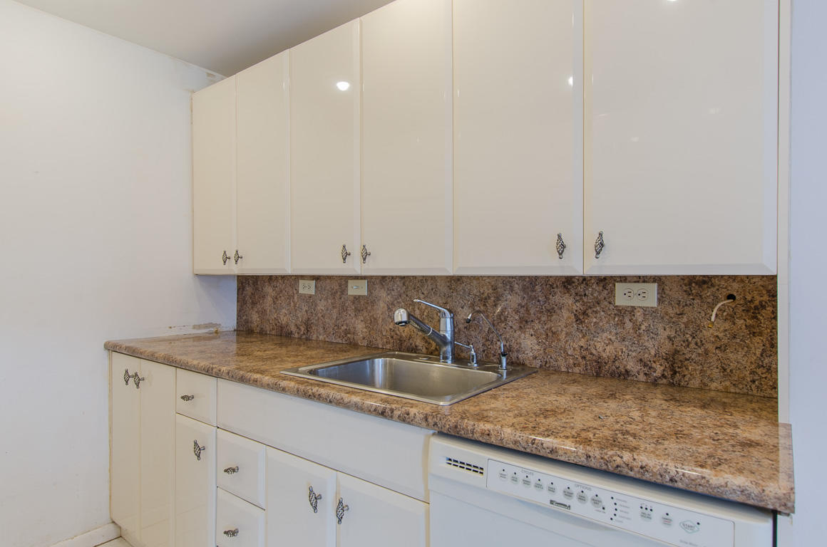 2062 Guildford East Boca Raton, FL 33434 - Photo 4 of 18 Kitchen