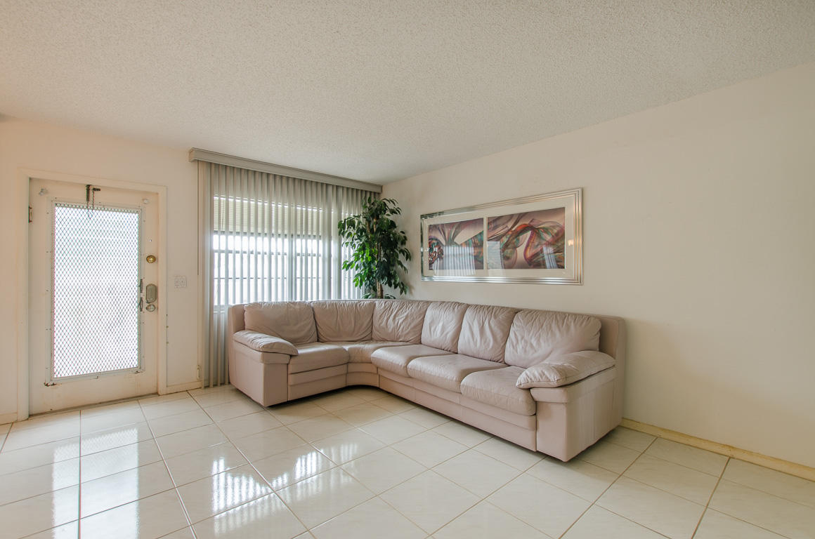2062 Guildford East Boca Raton, FL 33434 - Photo 8 of 18 Living Room