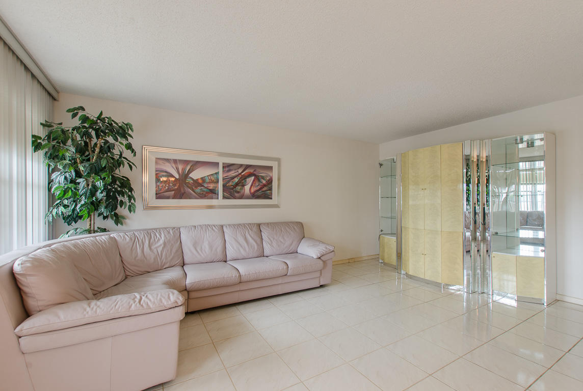 2062 Guildford East Boca Raton, FL 33434 - Photo 9 of 18 Living Room