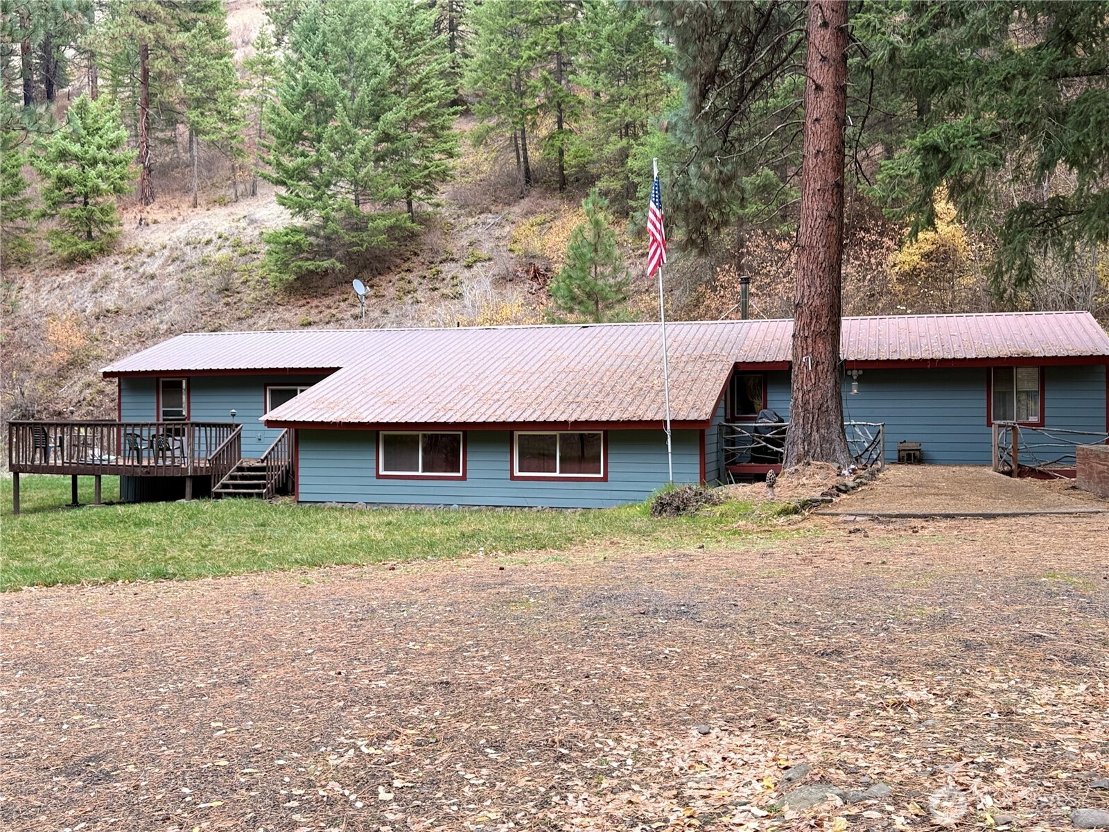 a view of a house with backyard and trees