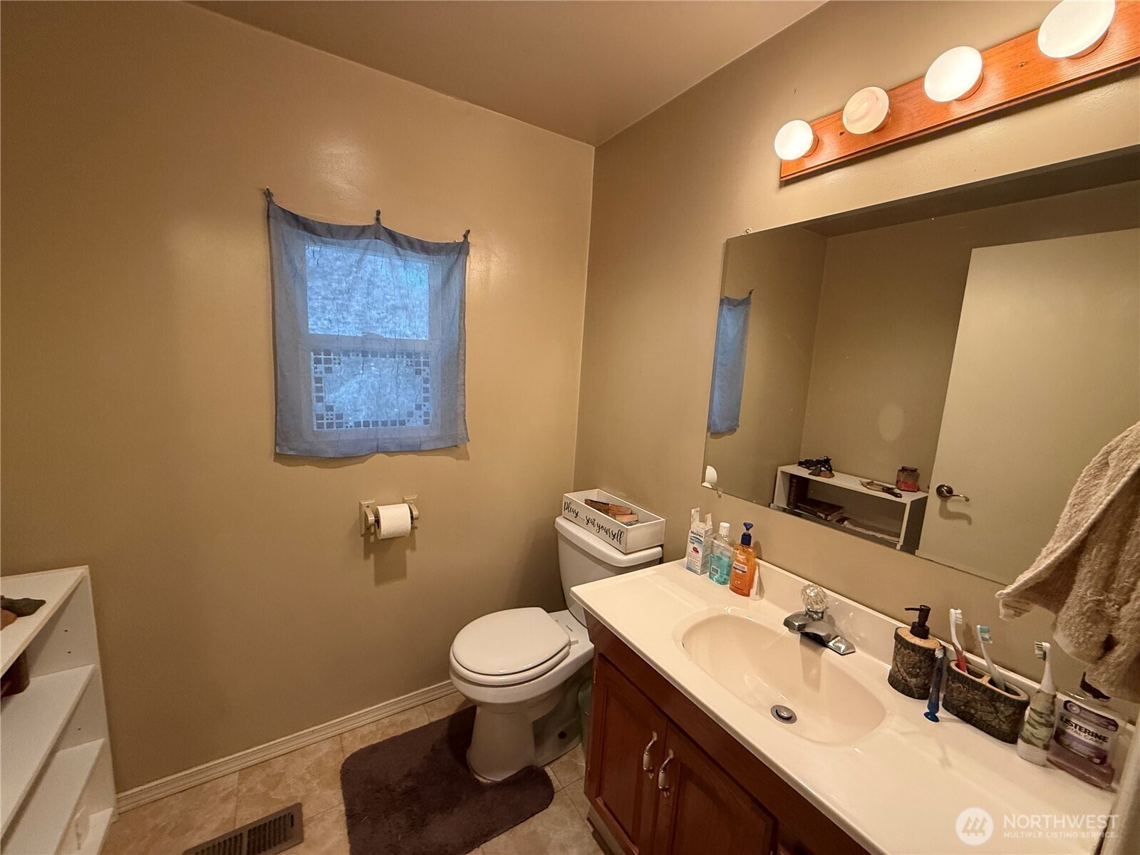 111 Tamarack Lane Dayton, WA 99328 - Photo 15 of 38 a bathroom with a sink mirror and toilet