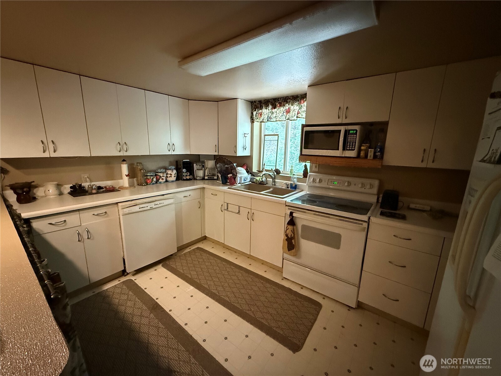 111 Tamarack Lane Dayton, WA 99328 - Photo 9 of 38 a kitchen with a sink stove and cabinets