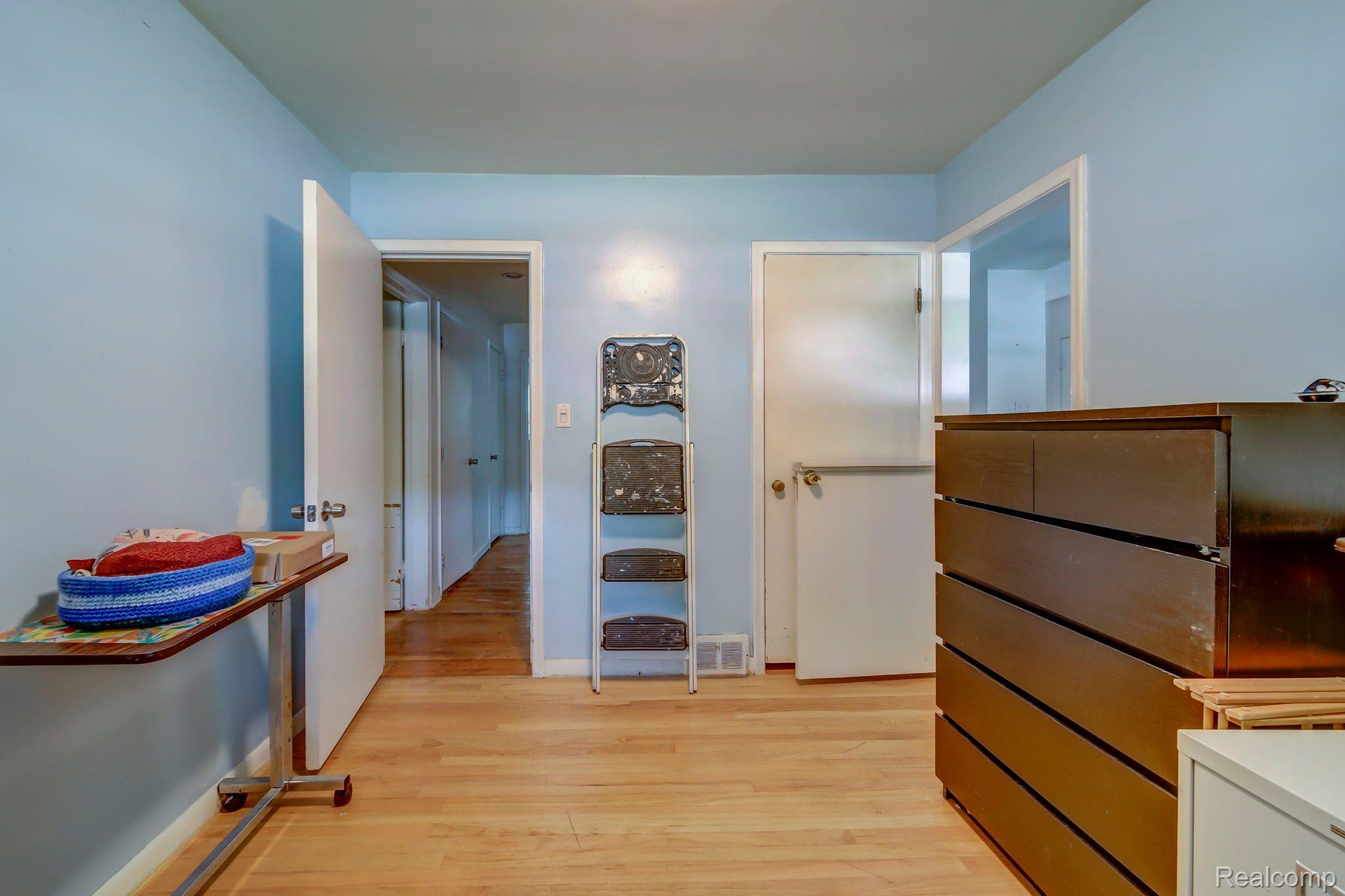 23060 Farmington Road Farmington, MI 48336 - Photo 15 of 25 Gallery Image 15