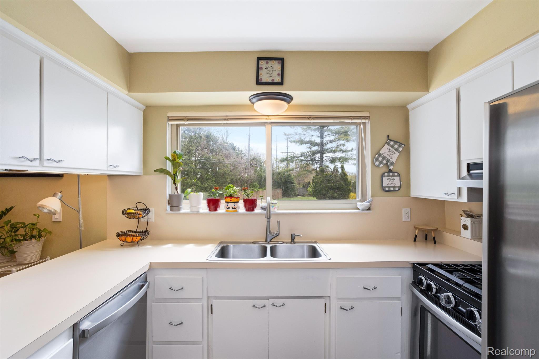 33702 James Farmington, MI 48336 - Photo 6 of 27 Gallery Image 6