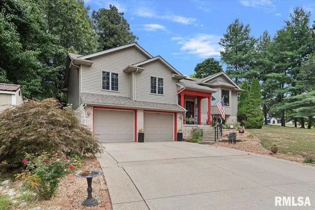 $305,500 | 18 Lake Shore Drive, Pana, IL 62557