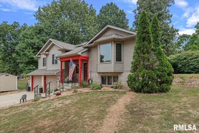 $305,500 | 18 Lake Shore Drive, Pana, IL 62557