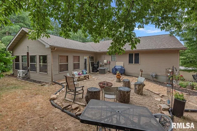 $305,500 | 18 Lake Shore Drive, Pana, IL 62557