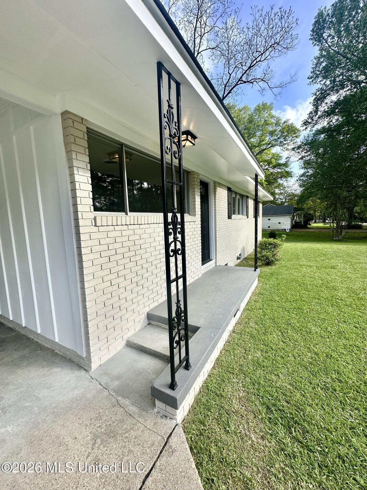 1009 South Jackson Street Brookhaven, MS 39601 - Photo 13 of 15 Porch