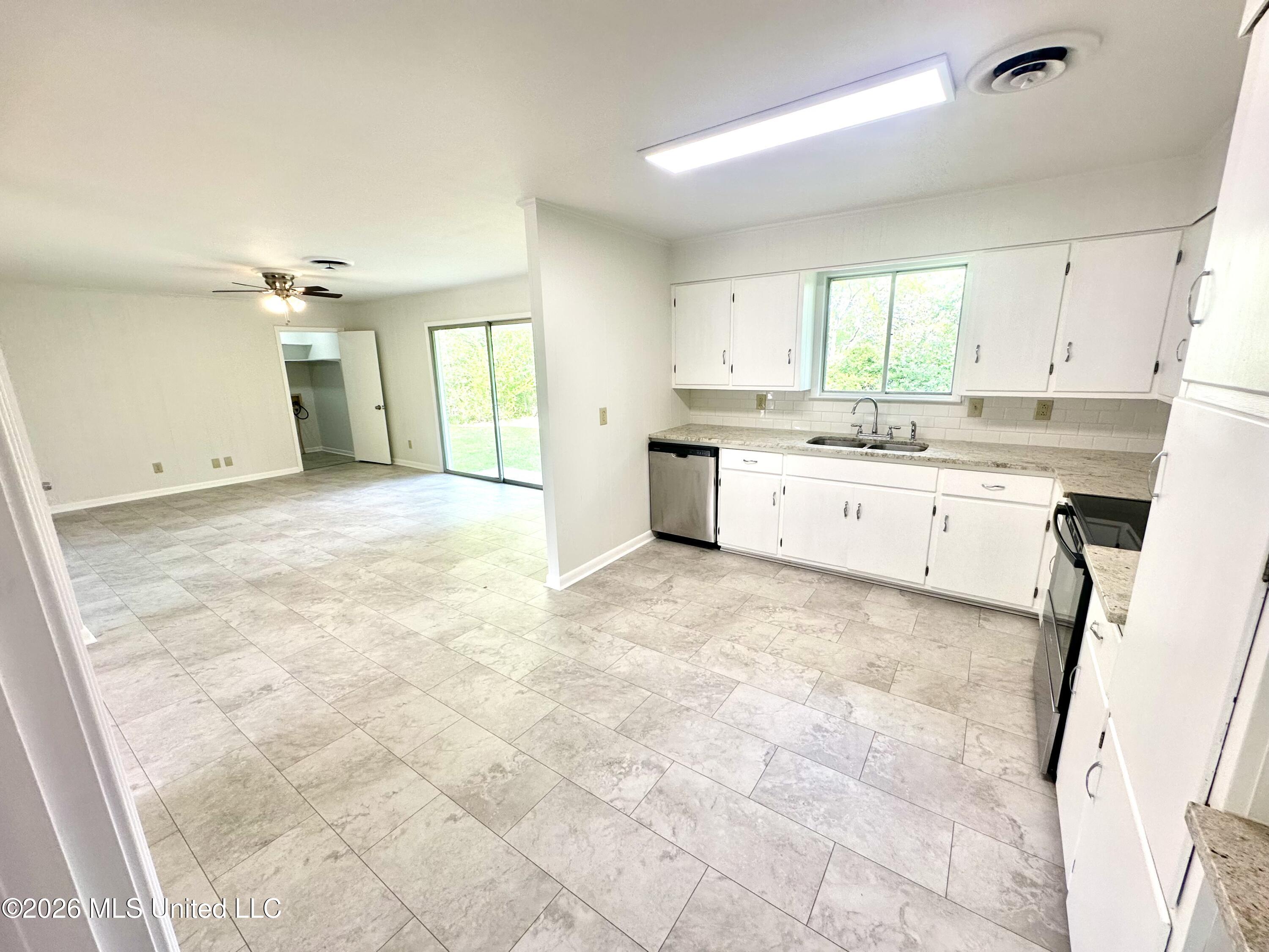 1009 South Jackson Street Brookhaven, MS 39601 - Photo 2 of 15 Kitchen and den