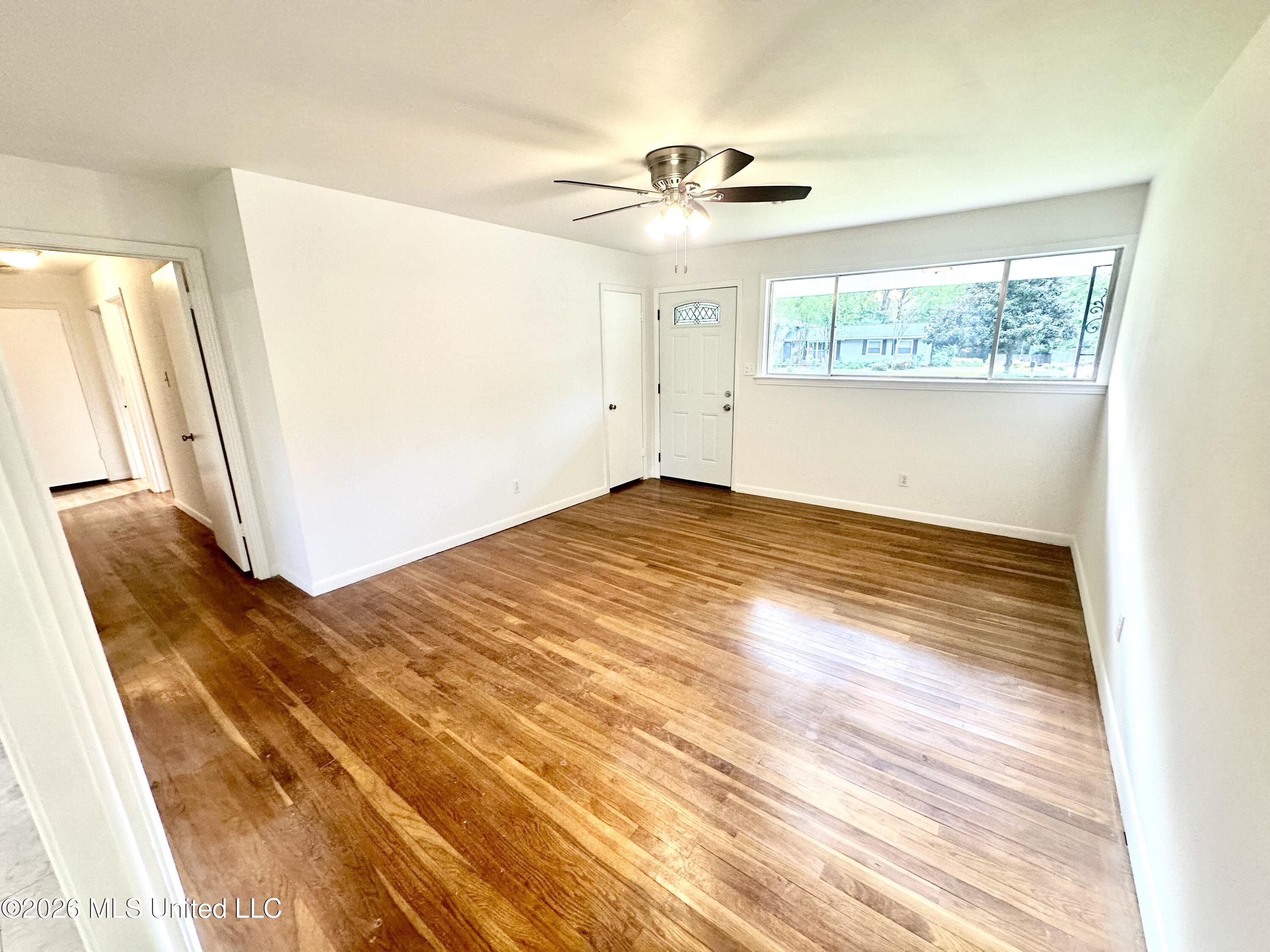 1009 South Jackson Street Brookhaven, MS 39601 - Photo 3 of 15 Front room