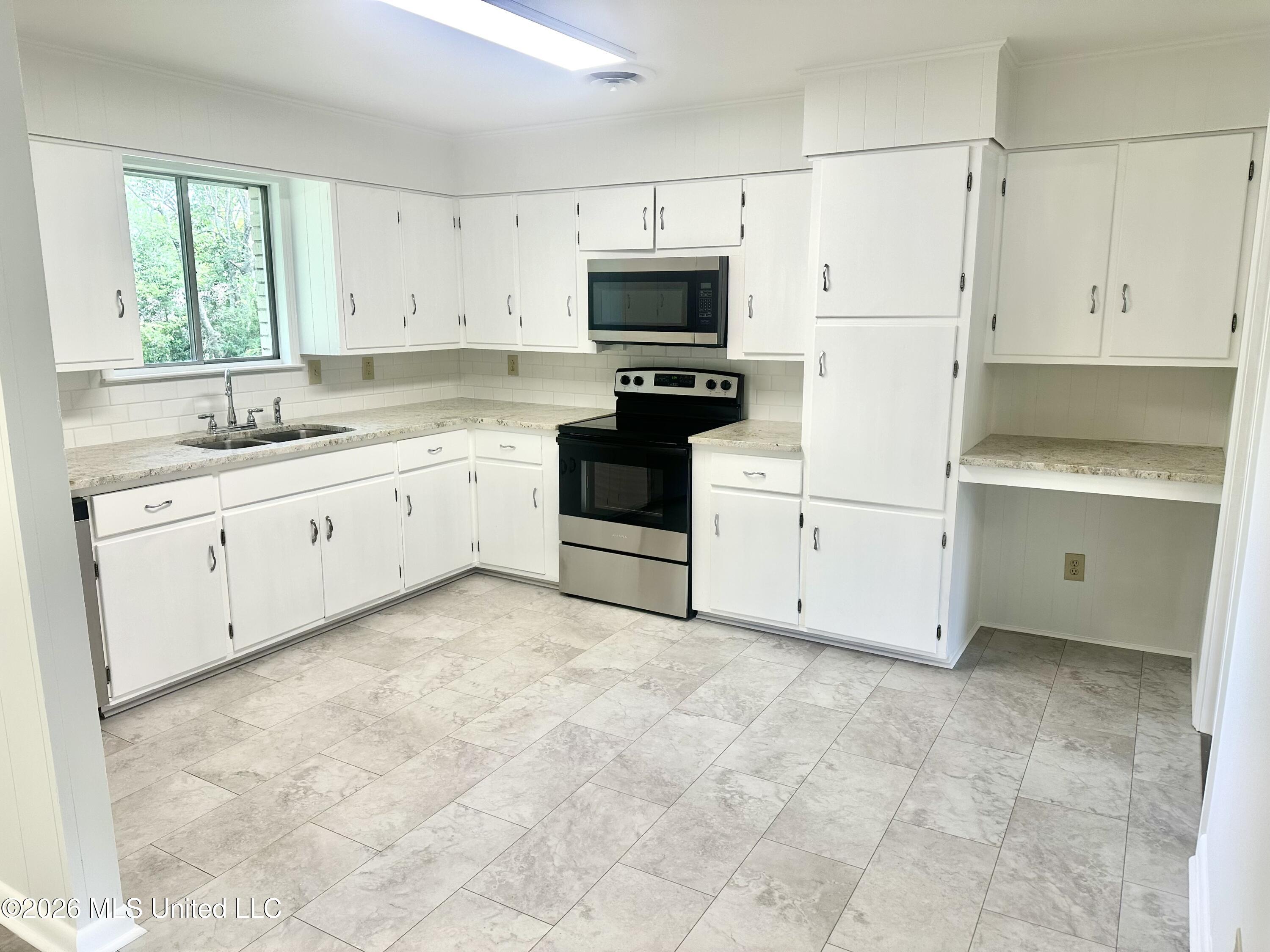 1009 South Jackson Street Brookhaven, MS 39601 - Photo 4 of 15 closer kitchen