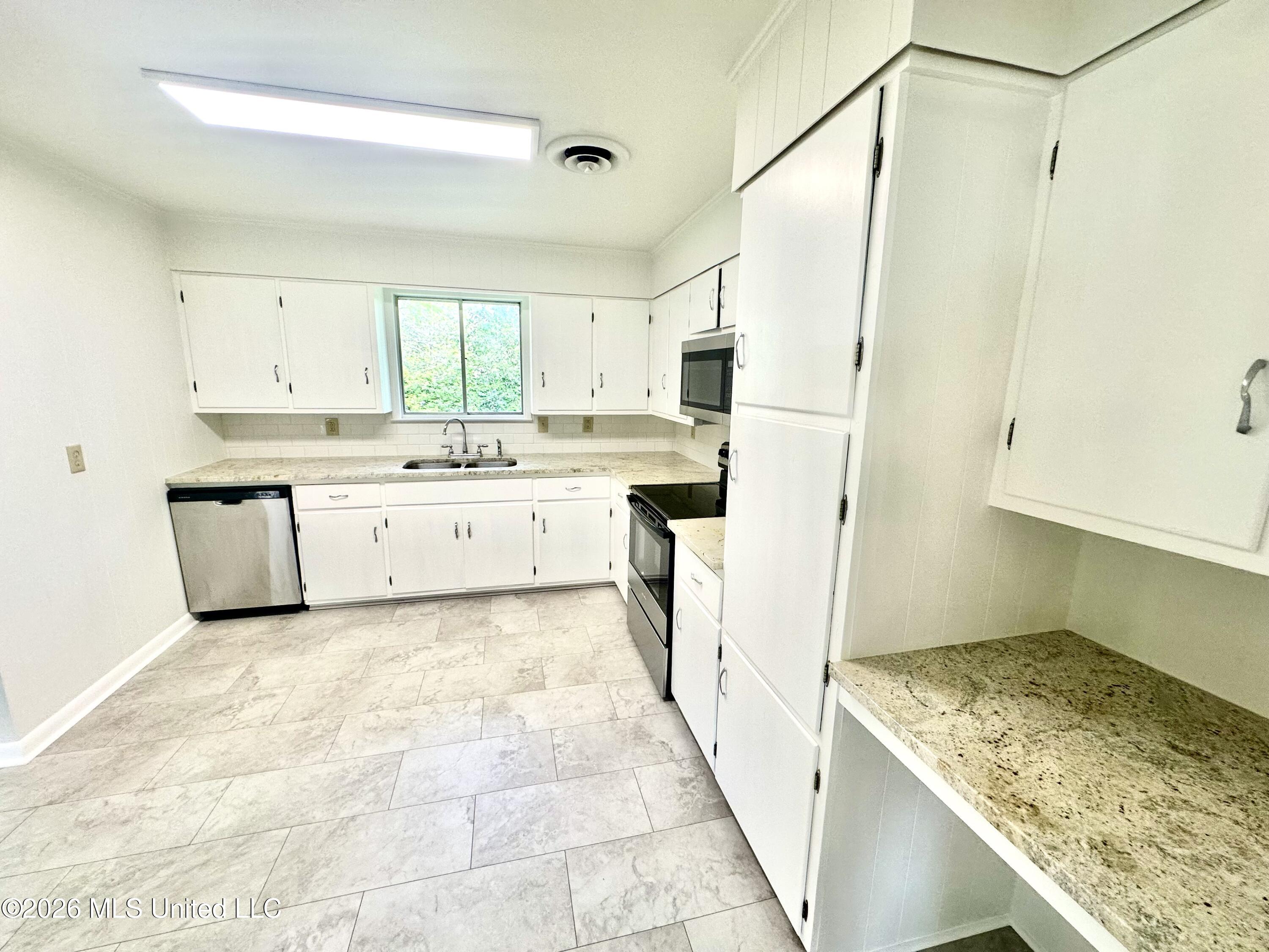 1009 South Jackson Street Brookhaven, MS 39601 - Photo 5 of 15 Kitchen with desk