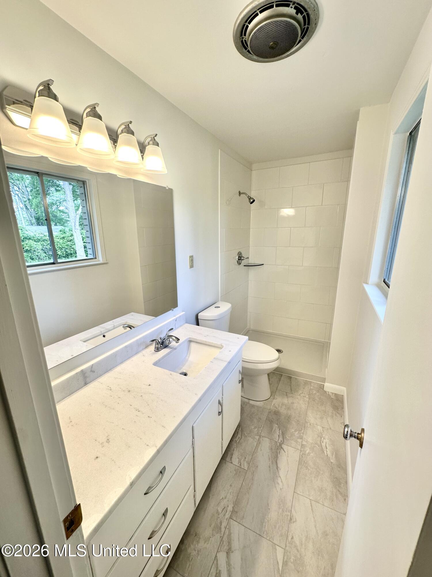 1009 South Jackson Street Brookhaven, MS 39601 - Photo 9 of 15 Primary Bath