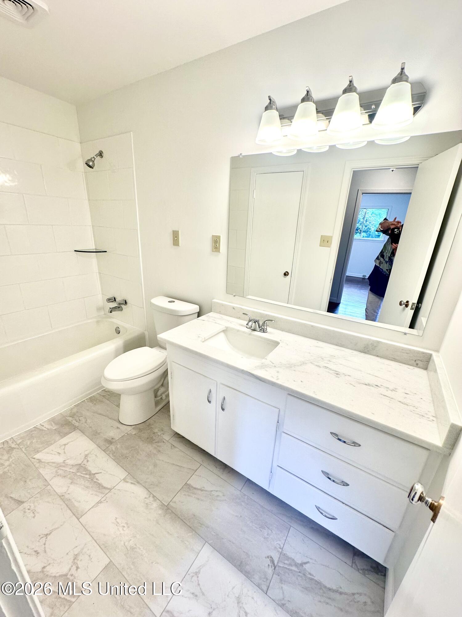 1009 South Jackson Street Brookhaven, MS 39601 - Photo 10 of 15 Hall bath