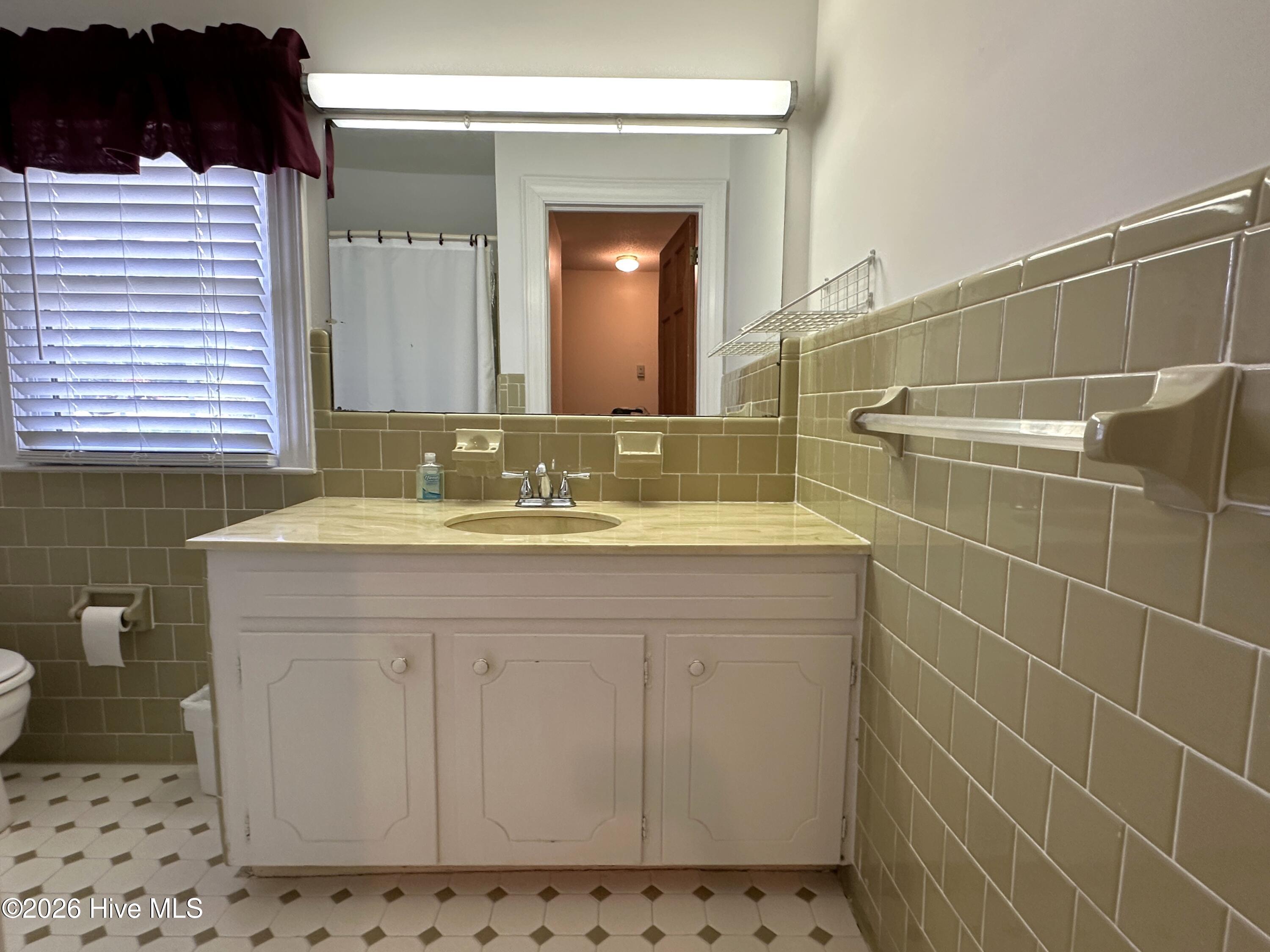504 Pineview Road Clinton, NC 28328 - Photo 24 of 30 Upstairs Bathroom.