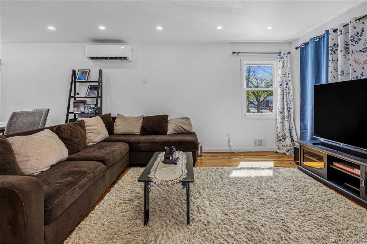 257-33 149th Road Queens, NY 11422 - Photo 4 of 28