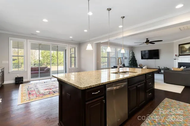 a large kitchen with kitchen island a large island in it