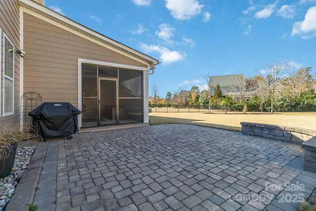 a view of back yard of the house