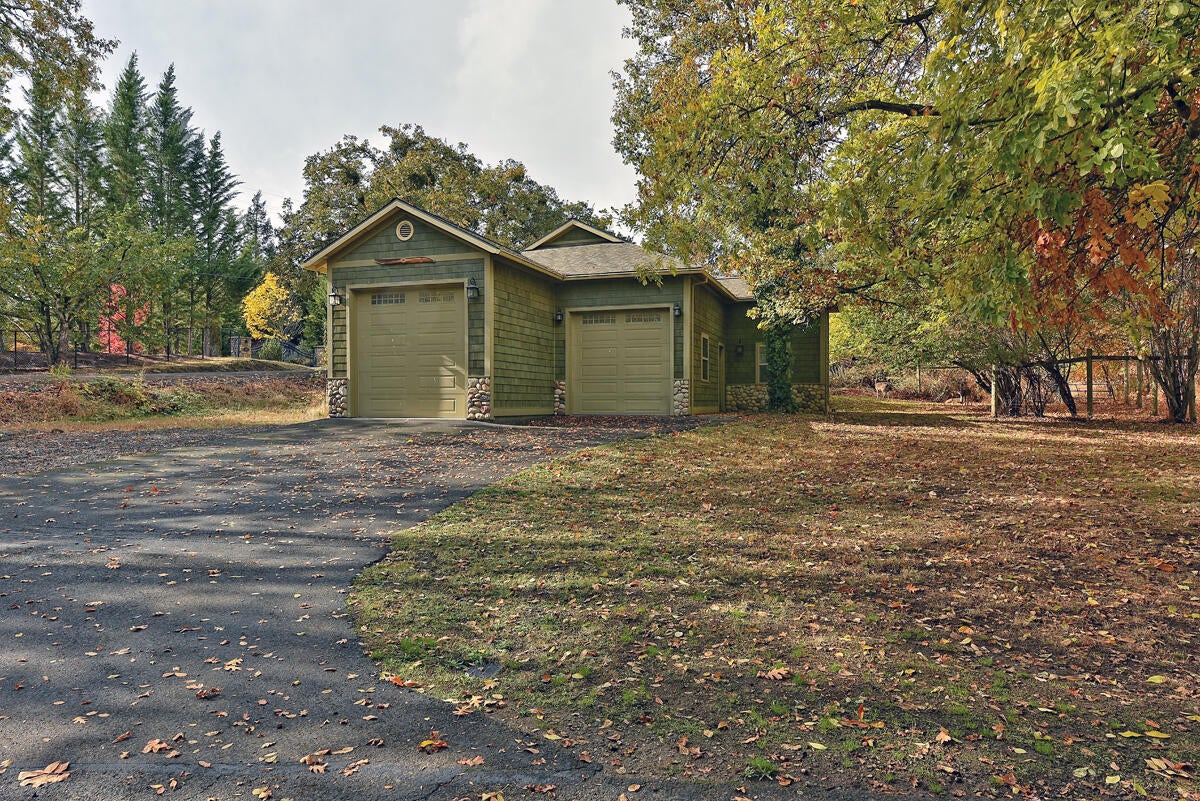 1800 Old Military Road Central Point, OR 97502 - Photo 3 of 49 7