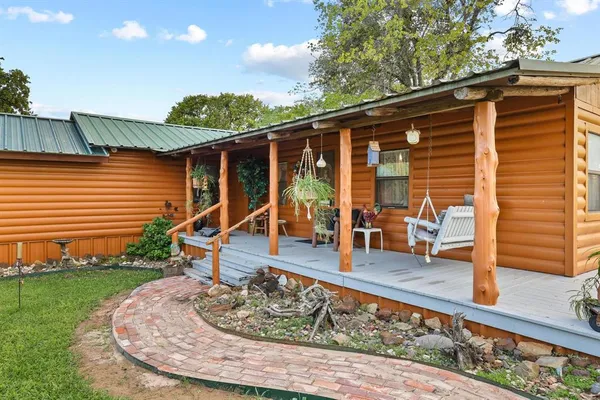 a view of a house with backyard