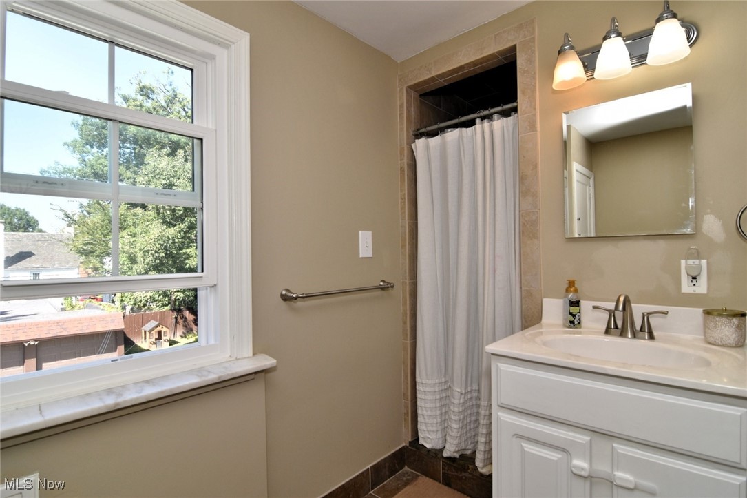 2464 Saybrook Road Cleveland, OH 44118 - Photo 25 of 40