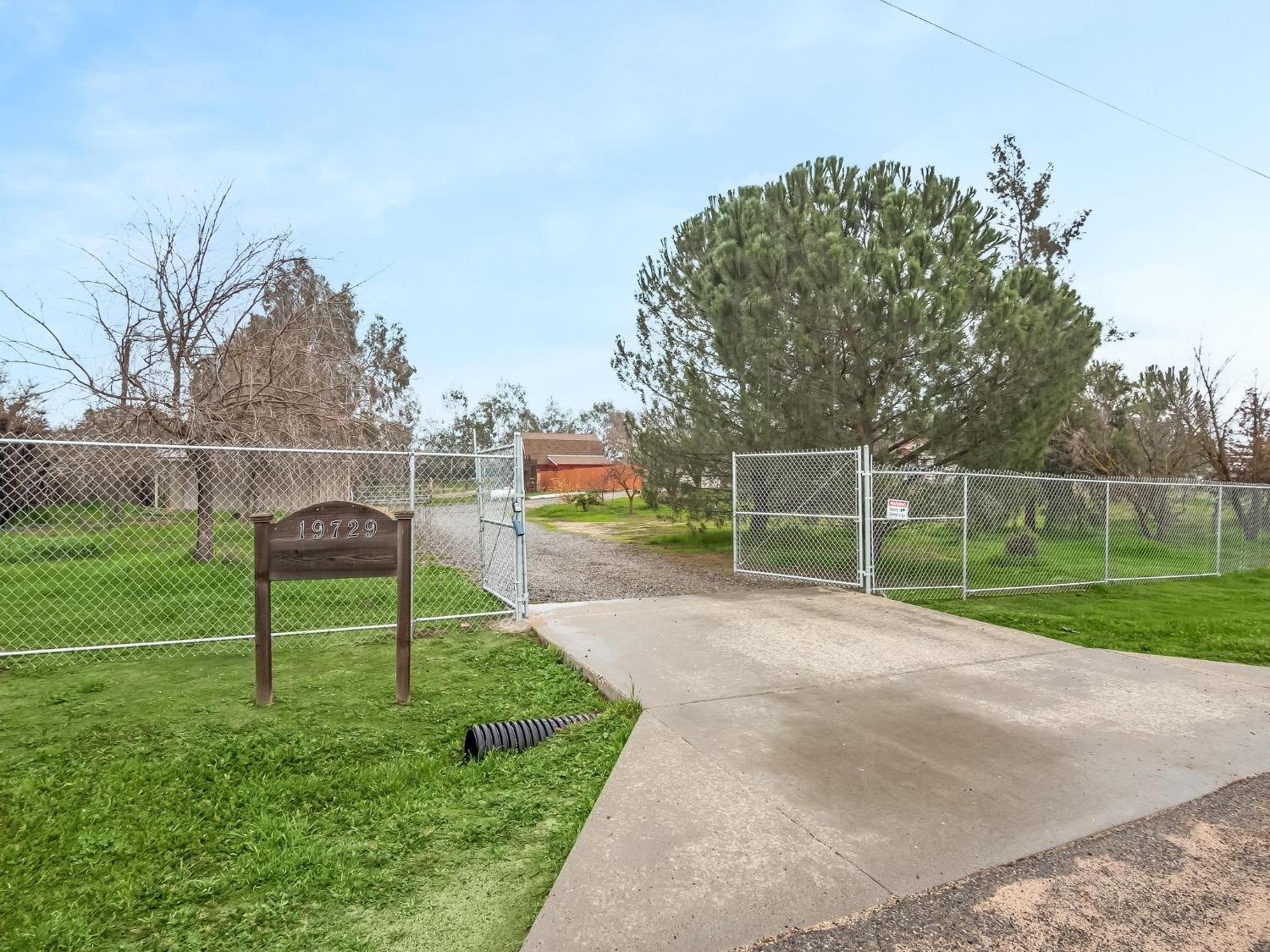 19729 Oakhill Road Madera, CA 93638 - Photo 1 of 59 Gallery Image 1