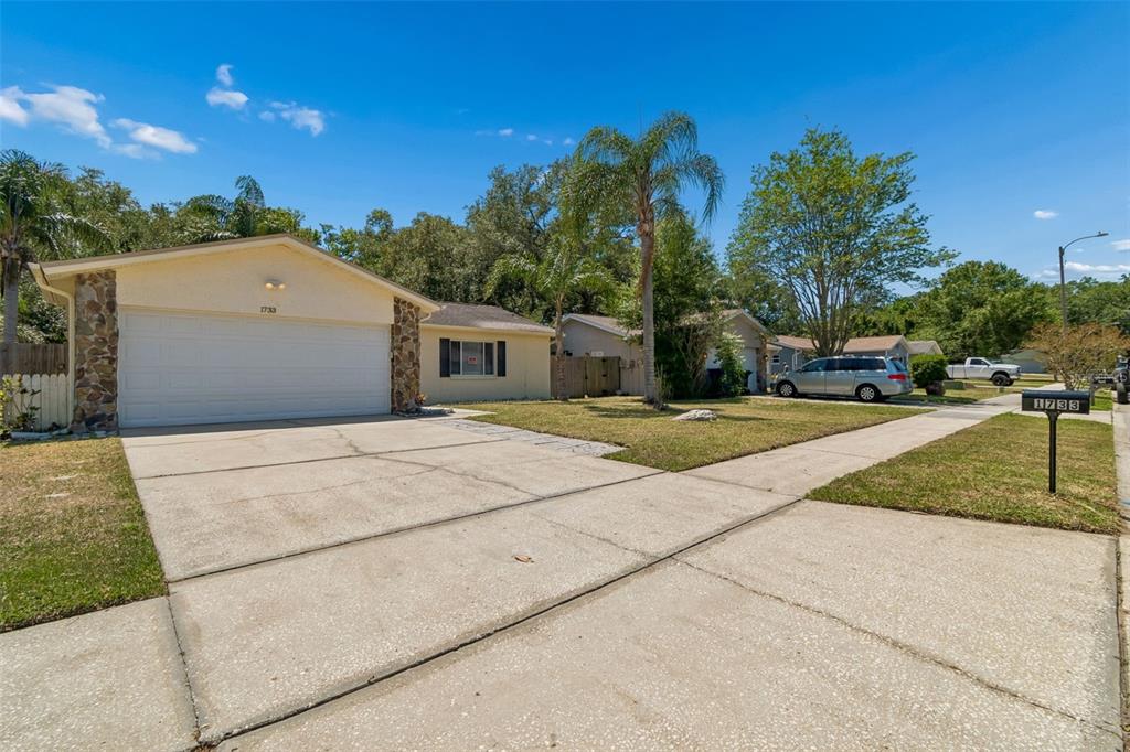 1733 Sutton Place Dunedin, FL 34698 - Photo 3 of 38