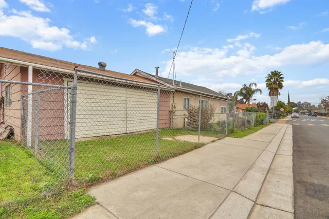 a view of a backyard of the house