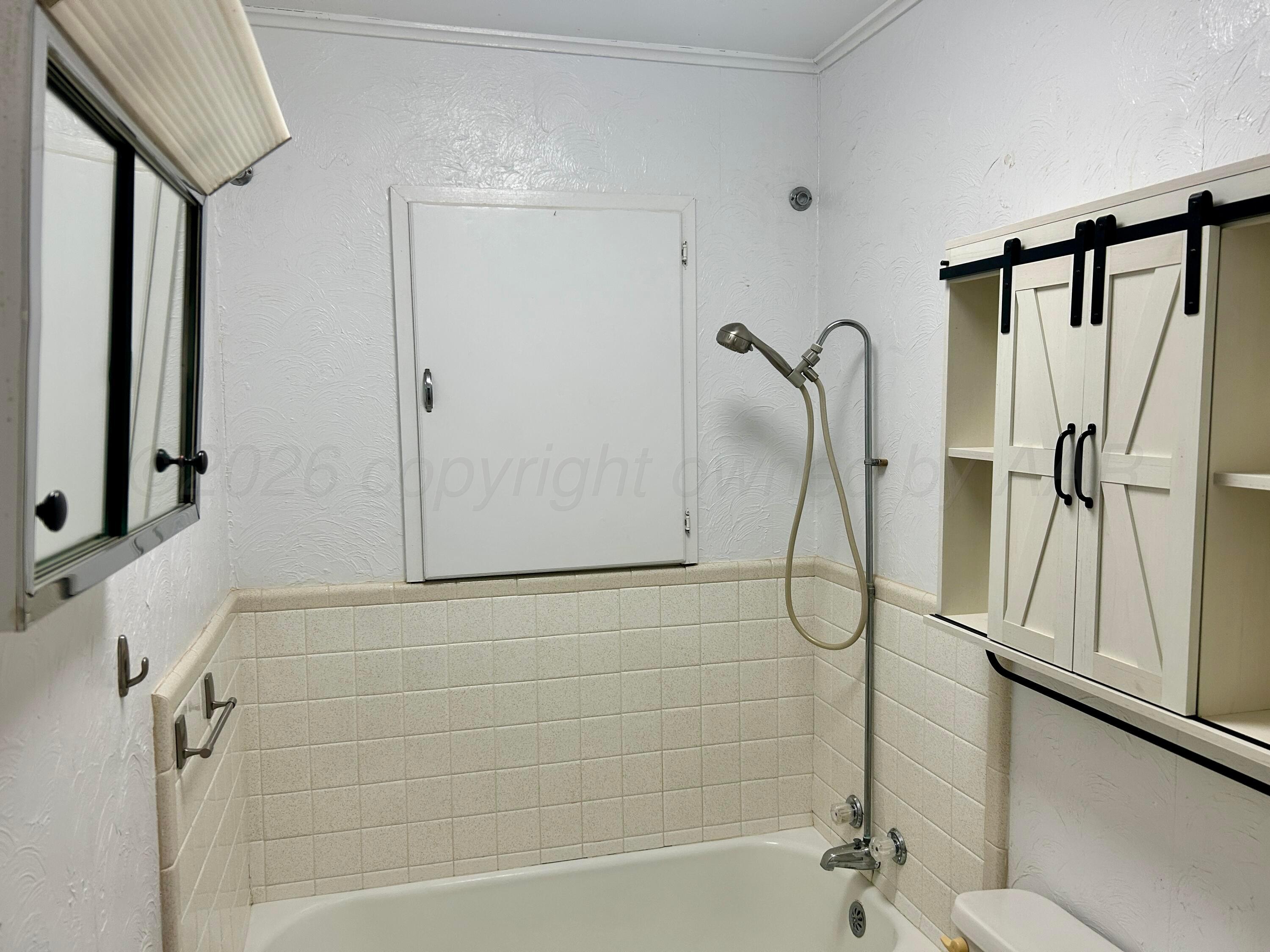 1426 South Main Street Canadian, TX 79014 - Photo 18 of 26 a bathroom with a shower