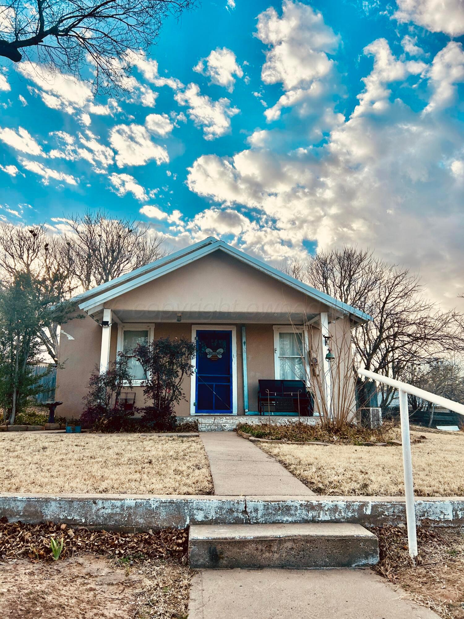 1426 South Main Street Canadian, TX 79014 - Photo 2 of 26 a front view of a house with garden