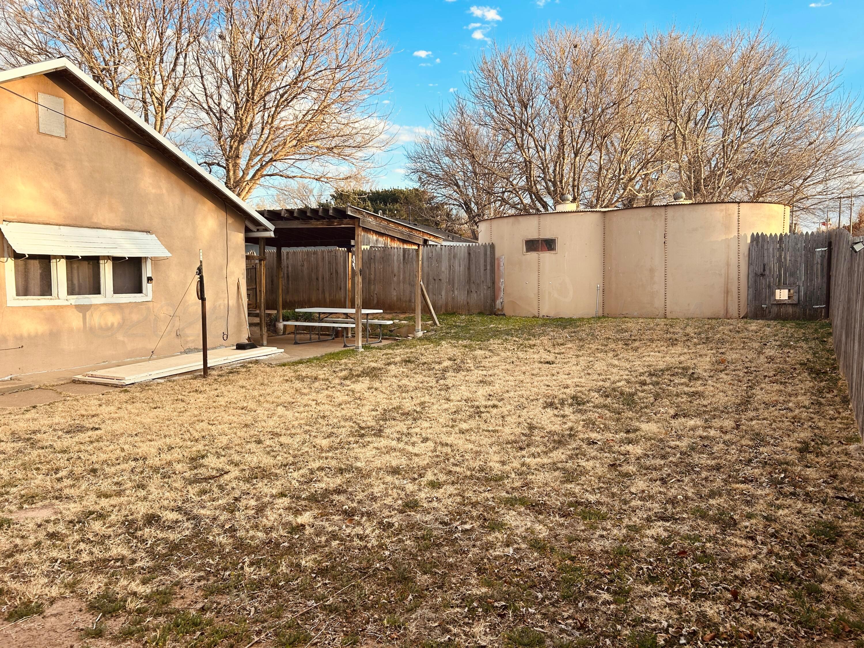 1426 South Main Street Canadian, TX 79014 - Photo 24 of 26 a backyard of a house with table and chairs