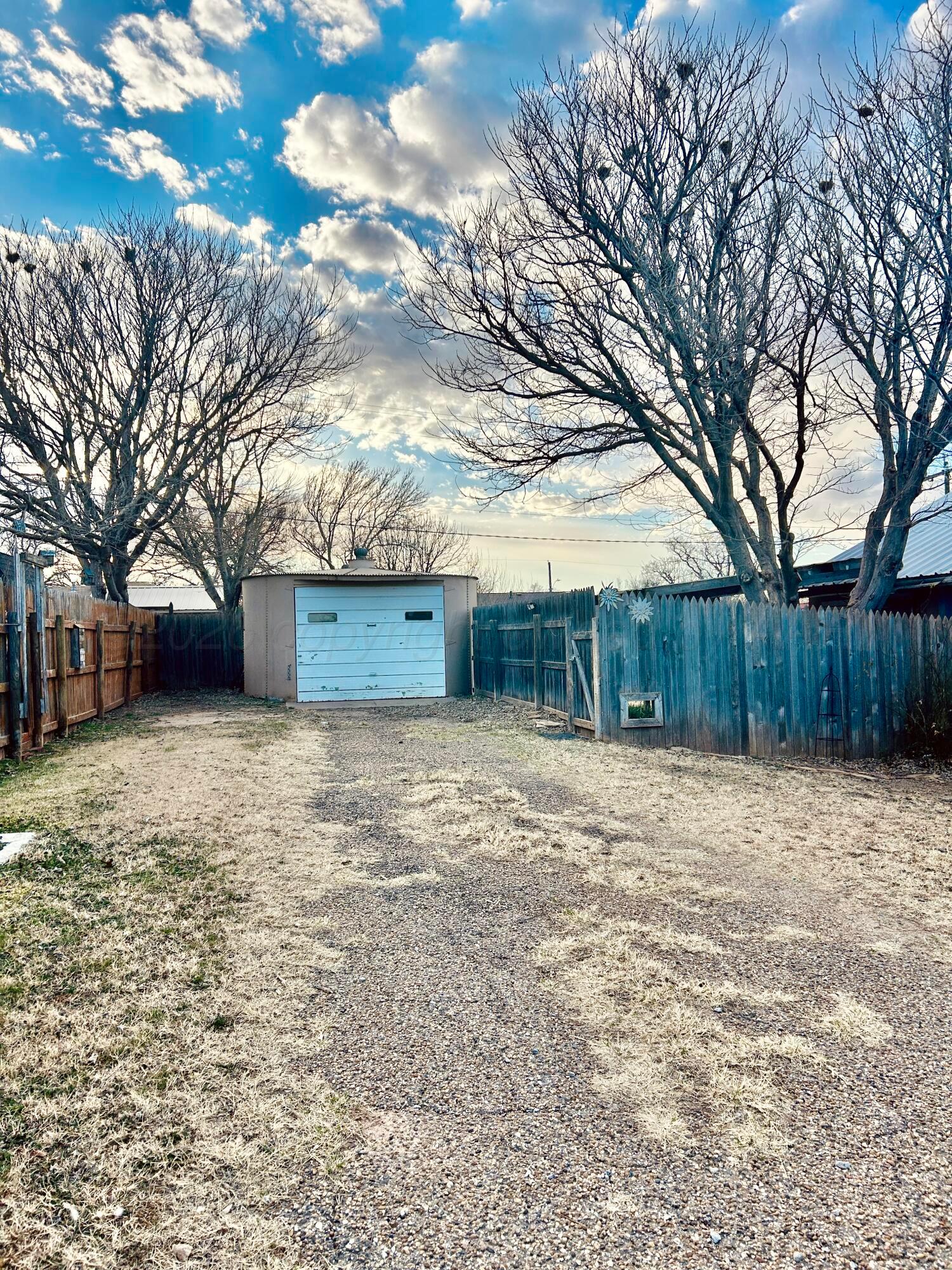 1426 South Main Street Canadian, TX 79014 - Photo 26 of 26 a backyard of a house