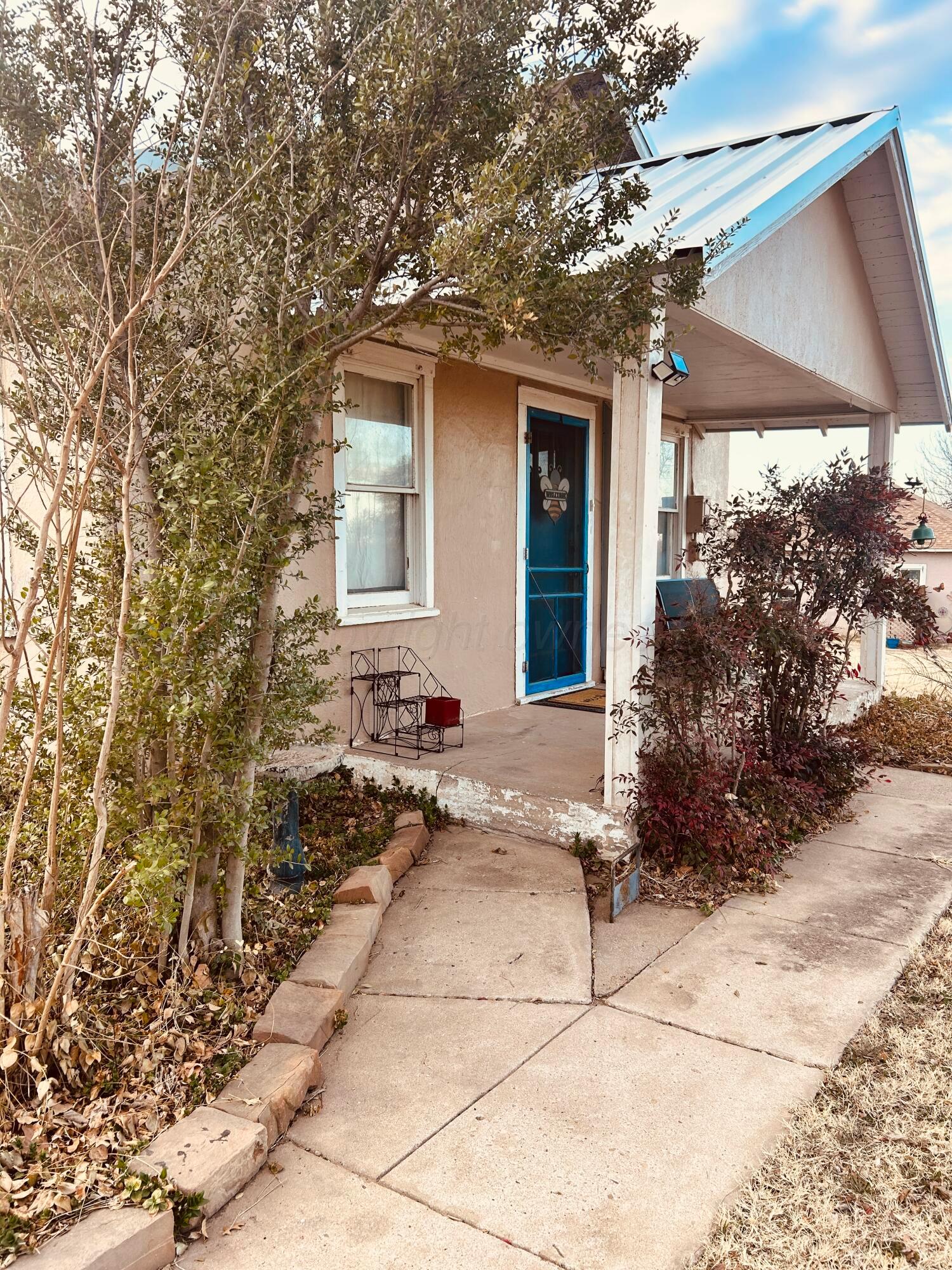 1426 South Main Street Canadian, TX 79014 - Photo 5 of 26 a house view with a outdoor space