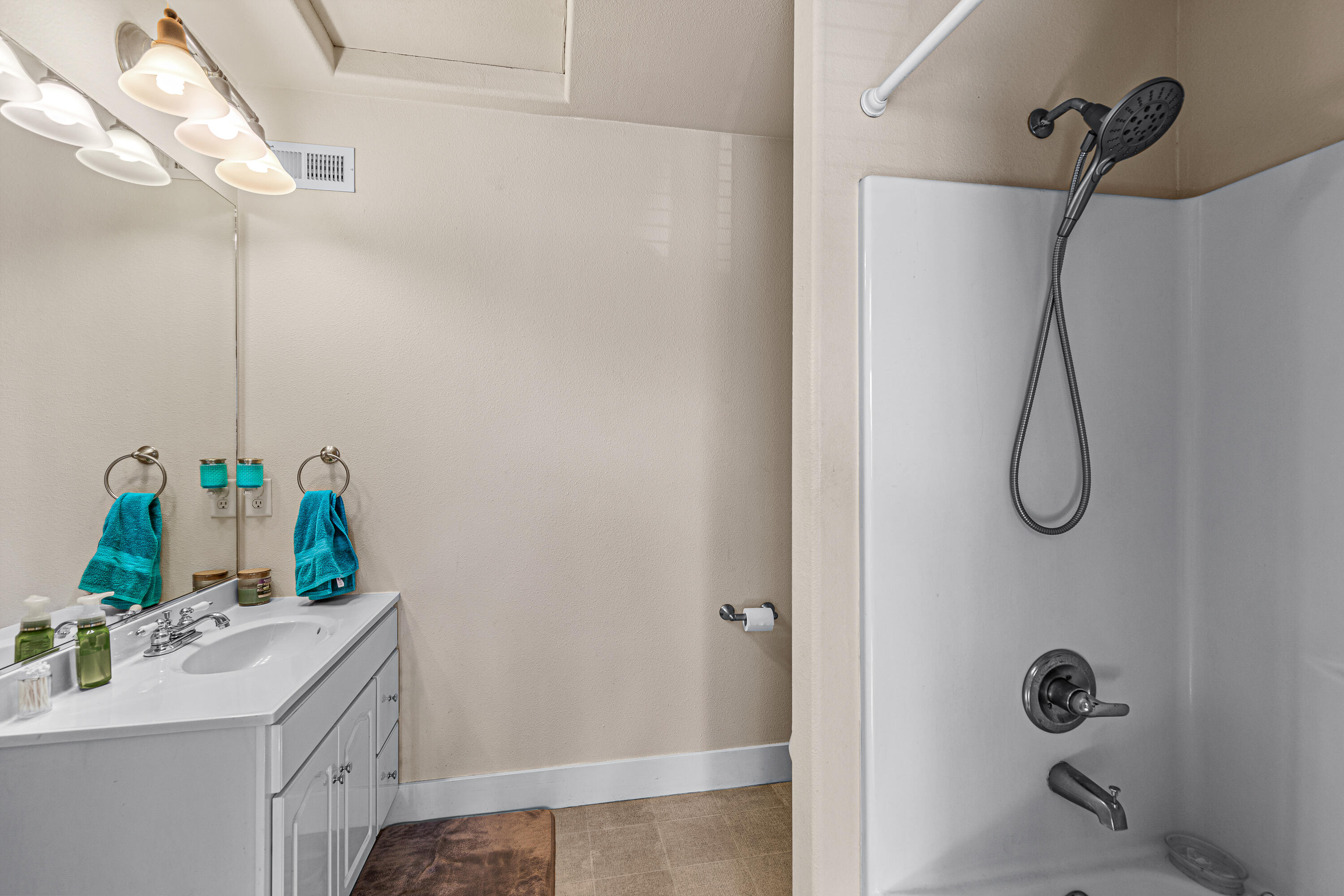 155 Casey Way Central Point, OR 97502 - Photo 18 of 22 18-Second Primary Bath