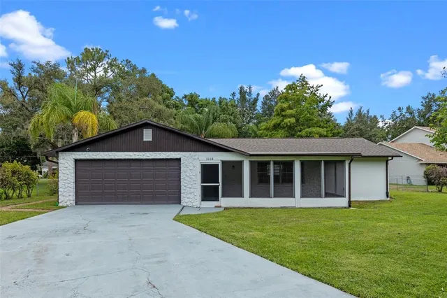 a view of front of a house with a yard