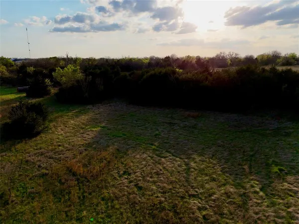 a view of yard and mountain view in back