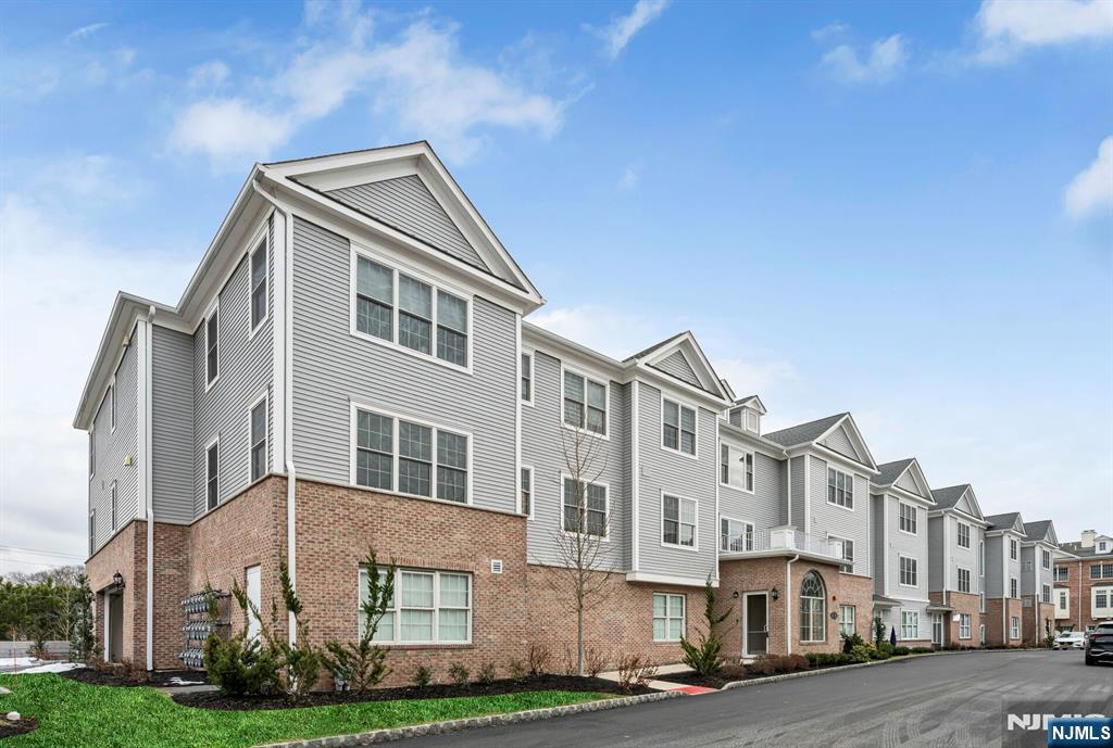 5309 Rio Vista Lane Northvale, NJ 07647 - Photo 1 of 44