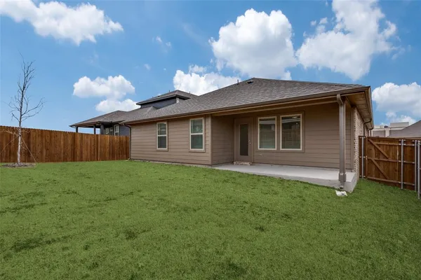a view of a house with backyard