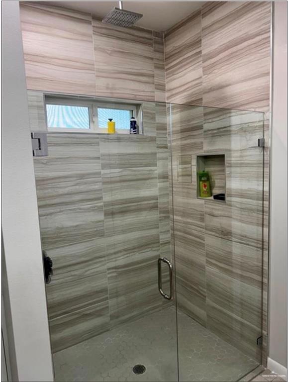 3120 East Rabbit Run Avenue Alton, TX 78573 - Photo 12 of 21 a bathroom with a shower